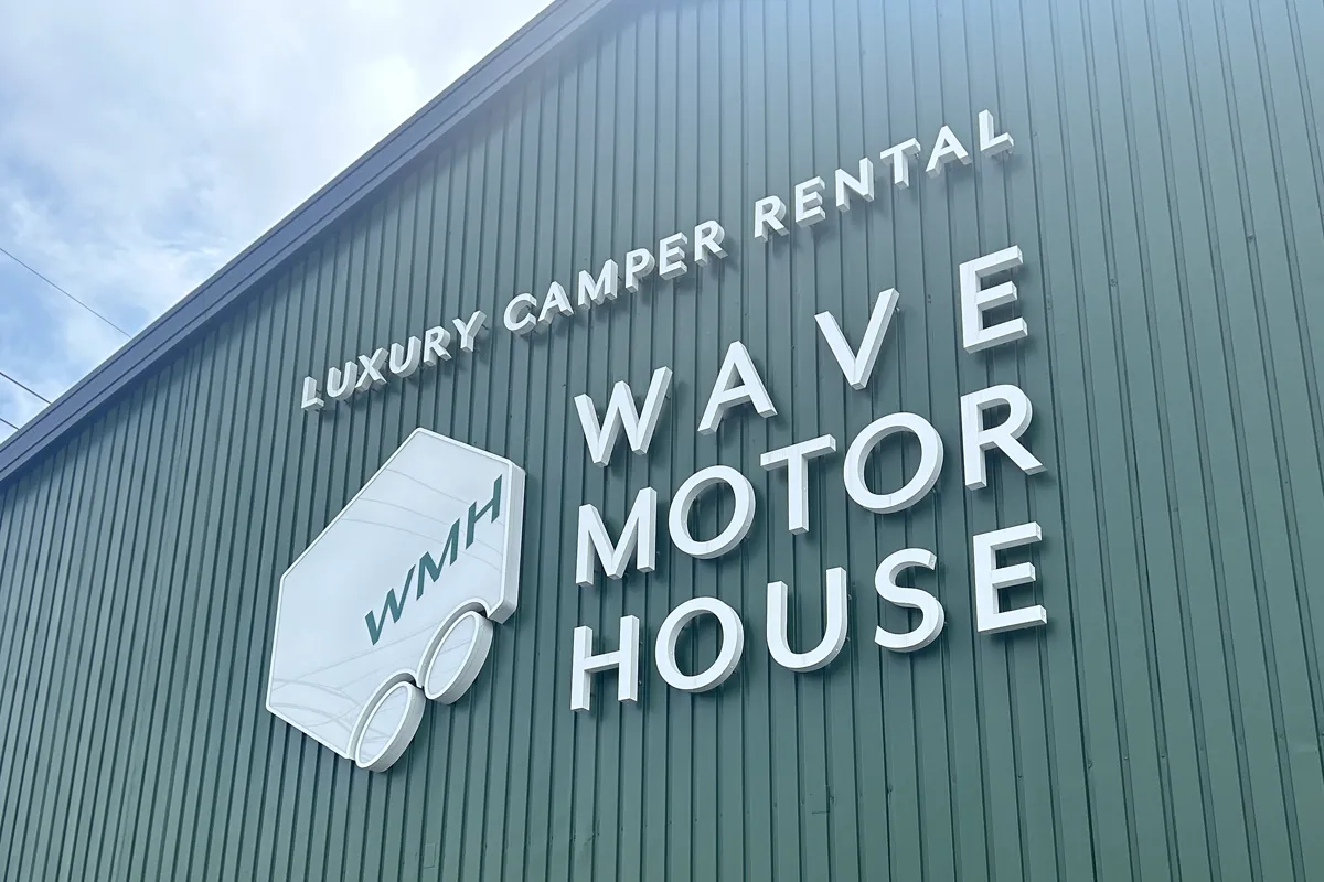 WAVE MOTOR HOUSE店舗装飾